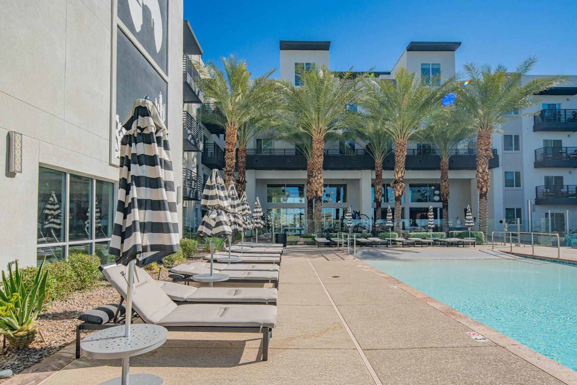 Apartment Shopping & Dining Dist-resort Pool-views-king Bed S439