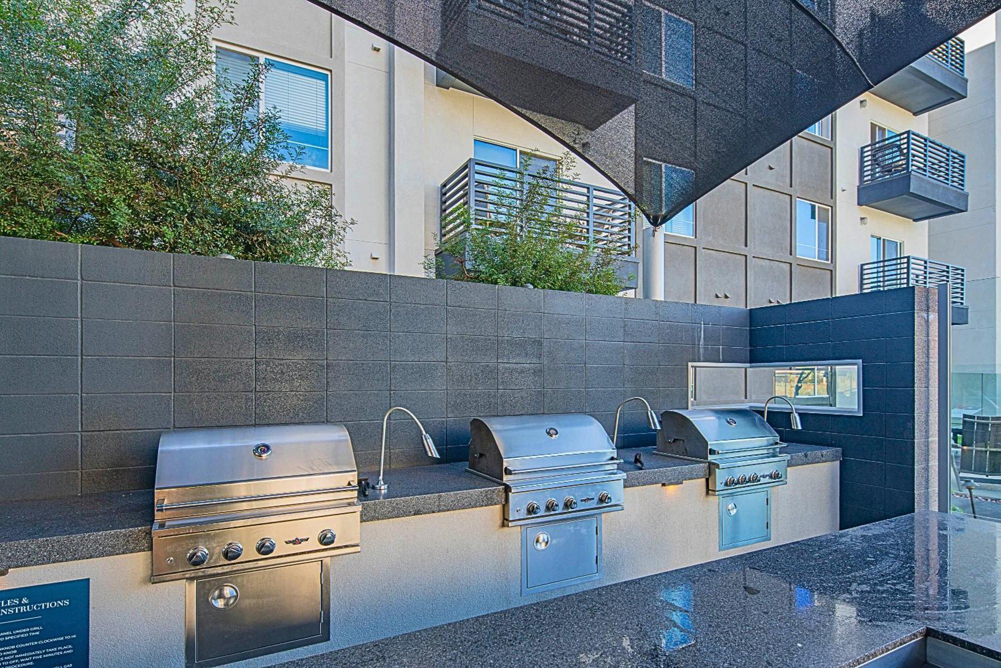 Apartment Shopping & Dining Dist-resort Pool-views-king Bed S439